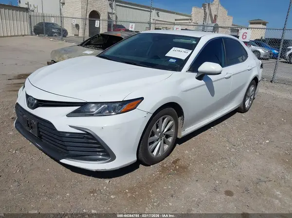 4T1C11AK7MU580972 2021 TOYOTA CAMRY - Image 2