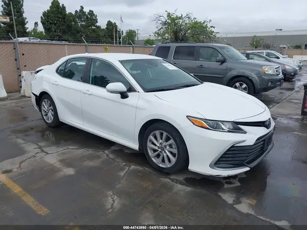 4T1C11AK7MU611458 2021 TOYOTA CAMRY - Image 1