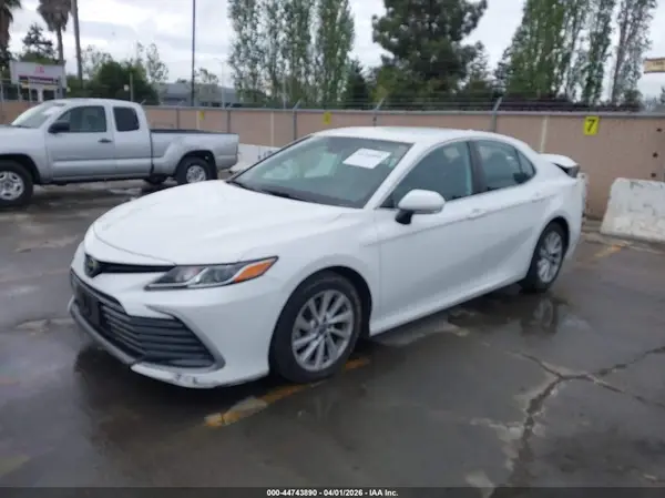 4T1C11AK7MU611458 2021 TOYOTA CAMRY - Image 2