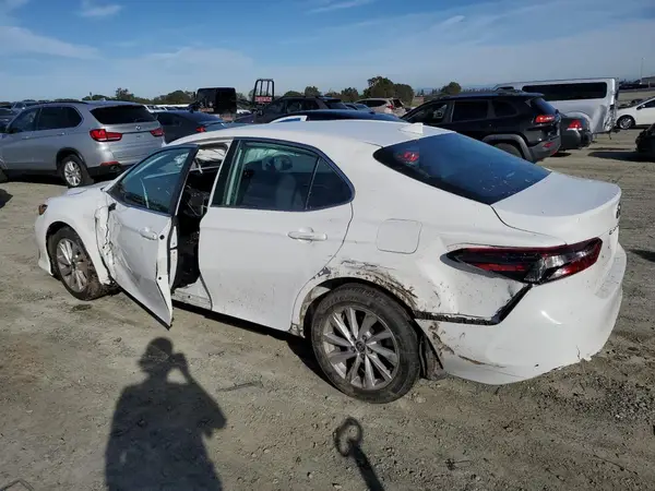 4T1C11AK7NU001240 2022 TOYOTA CAMRY - Image 2