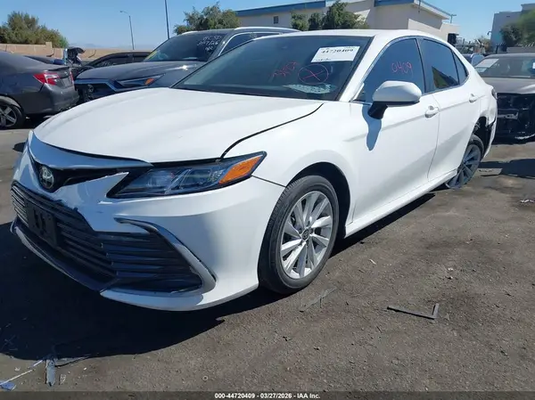 4T1C11AK7NU075810 2022 TOYOTA CAMRY - Image 2