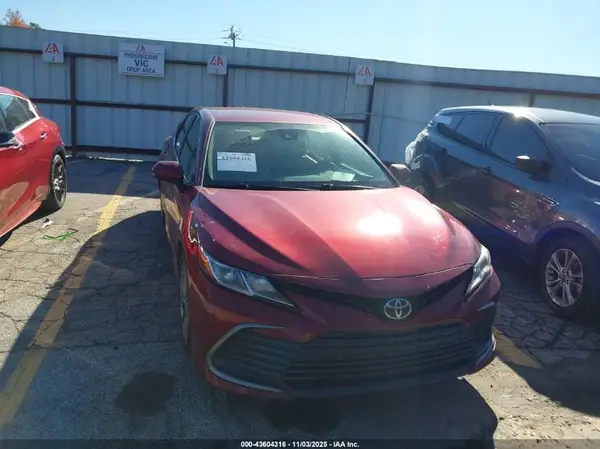 4T1C11AK7NU621456 2022 TOYOTA CAMRY - Image 1
