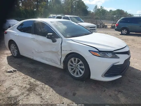 4T1C11AK7NU626978 2022 TOYOTA CAMRY - Image 1