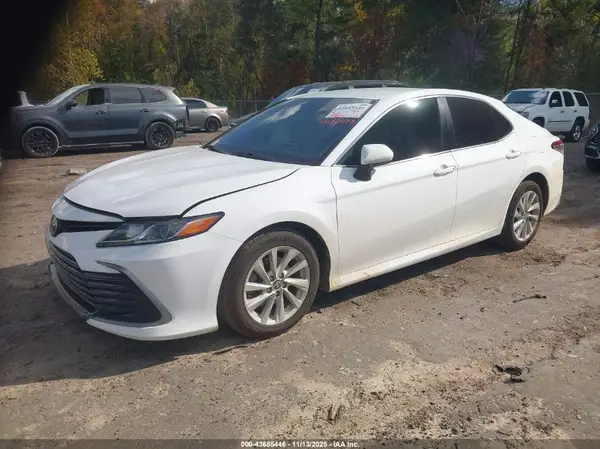 4T1C11AK7NU626978 2022 TOYOTA CAMRY - Image 2