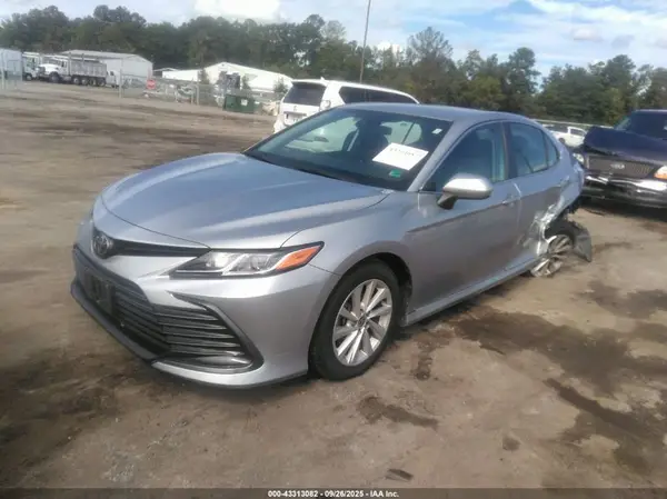 4T1C11AK7NU644378 2022 TOYOTA CAMRY - Image 2