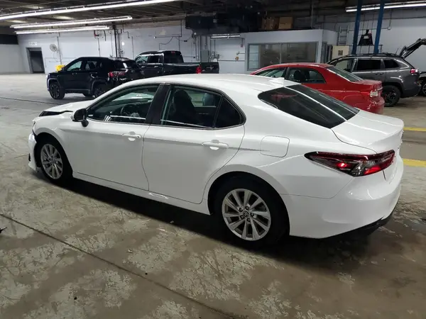 4T1C11AK7NU649421 2022 TOYOTA CAMRY - Image 2