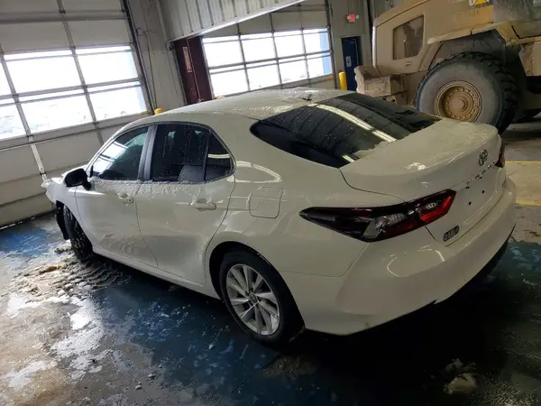 4T1C11AK7NU679048 2022 TOYOTA CAMRY - Image 2
