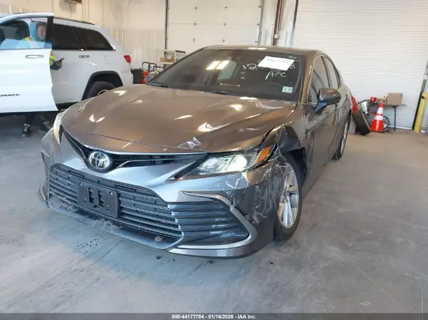 4T1C11AK7NU680880 2022 TOYOTA CAMRY - Image 2