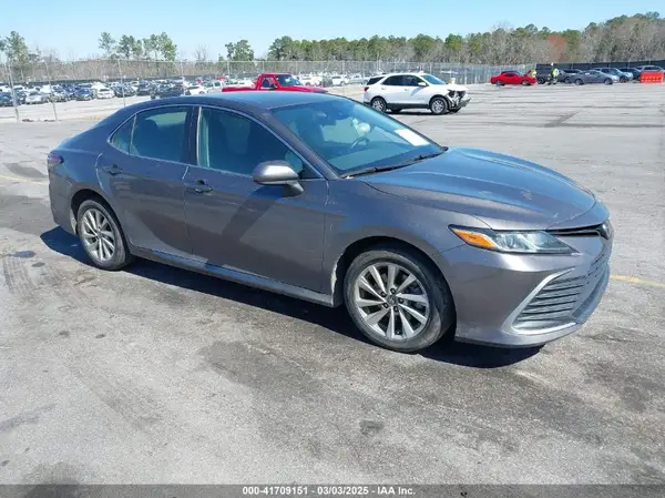 4T1C11AK7NU685755 2022 TOYOTA CAMRY - Image 1