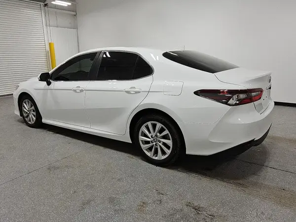 4T1C11AK7NU688025 2022 TOYOTA CAMRY - Image 2