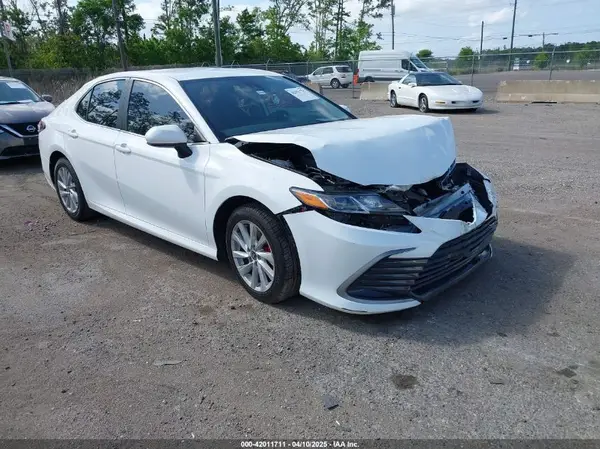 4T1C11AK7NU690339 2022 TOYOTA CAMRY - Image 1