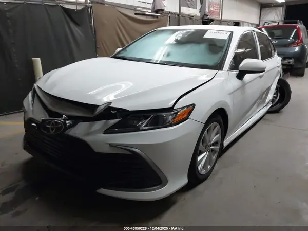 4T1C11AK7NU709617 2022 TOYOTA CAMRY - Image 2