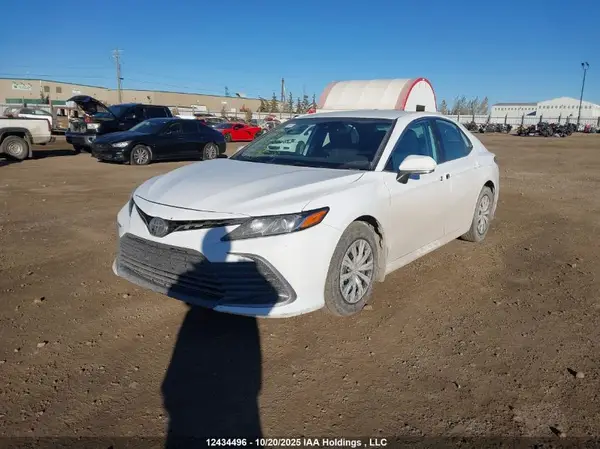 4T1C11AK7NU709651 2022 TOYOTA CAMRY - Image 2