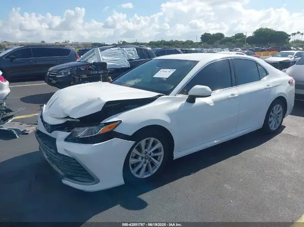 4T1C11AK8MU428215 2021 TOYOTA CAMRY - Image 2