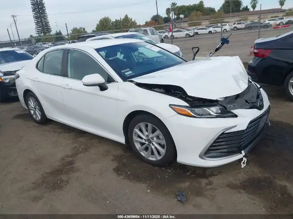 4T1C11AK8MU471565 2021 TOYOTA CAMRY - Image 1