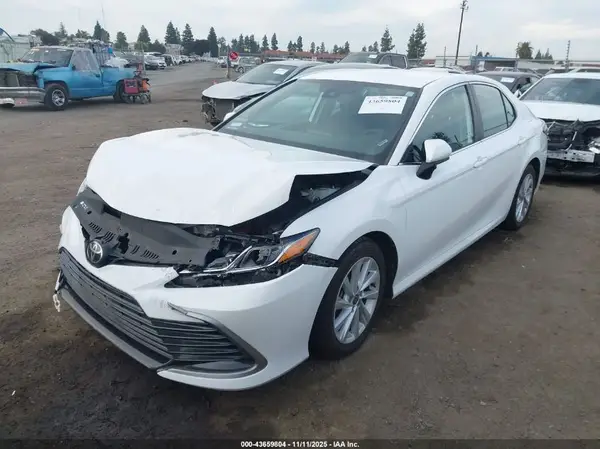 4T1C11AK8MU471565 2021 TOYOTA CAMRY - Image 2