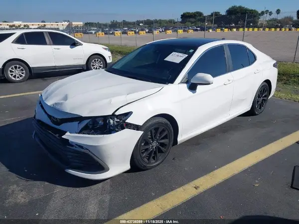 4T1C11AK8MU471808 2021 TOYOTA CAMRY - Image 2