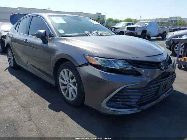 4T1C11AK8MU513670 2021 TOYOTA CAMRY - Image 1