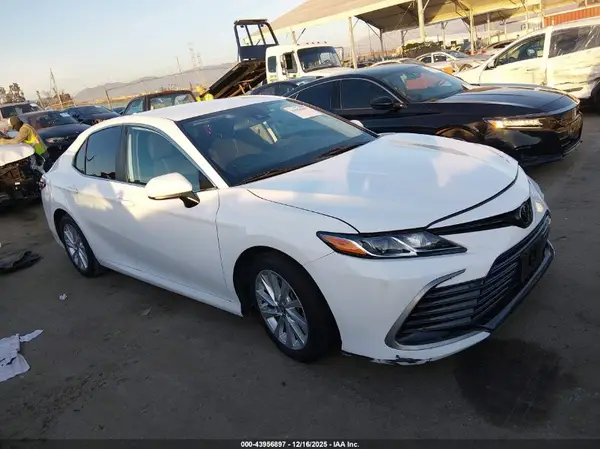 4T1C11AK8MU552274 2021 TOYOTA CAMRY - Image 1
