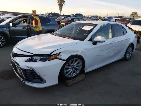 4T1C11AK8MU552274 2021 TOYOTA CAMRY - Image 2