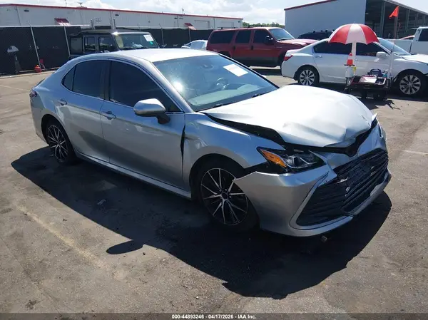 4T1C11AK8MU557877 2021 TOYOTA CAMRY - Image 1