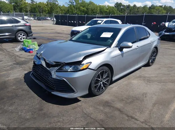 4T1C11AK8MU557877 2021 TOYOTA CAMRY - Image 2