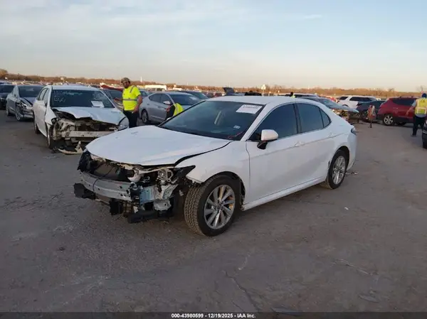 4T1C11AK8MU558513 2021 TOYOTA CAMRY - Image 2