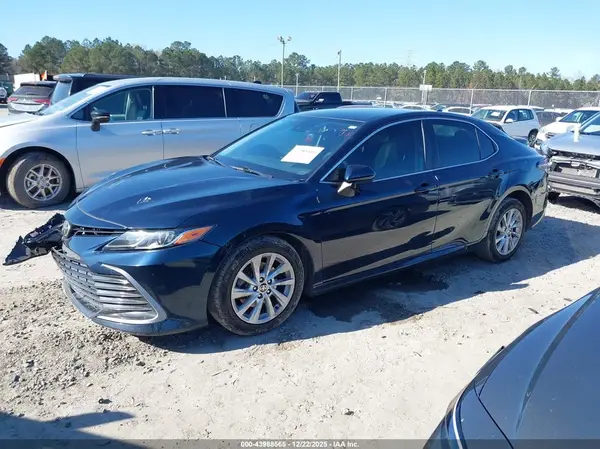 4T1C11AK8MU581869 2021 TOYOTA CAMRY - Image 2