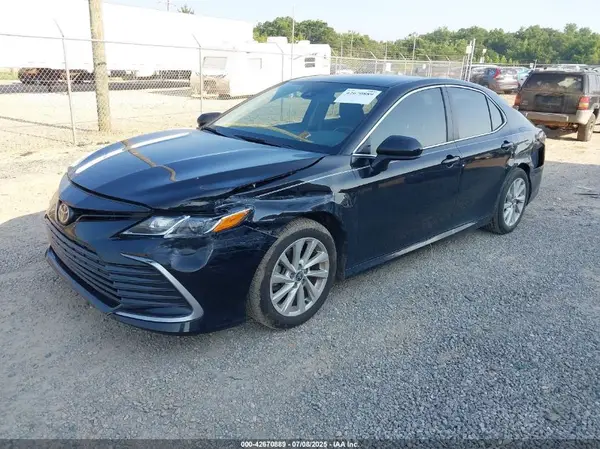 4T1C11AK8MU582309 2021 TOYOTA CAMRY - Image 2