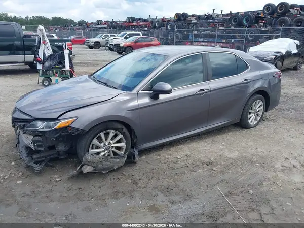 4T1C11AK8MU586635 2021 TOYOTA CAMRY - Image 2