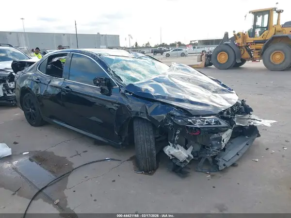 4T1C11AK8MU590460 2021 TOYOTA CAMRY - Image 1