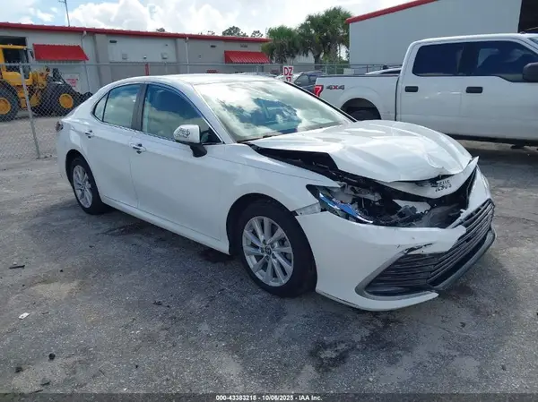 4T1C11AK8MU601313 2021 TOYOTA CAMRY - Image 1