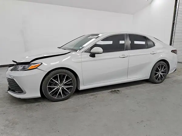 4T1C11AK8NU499951 2022 TOYOTA CAMRY - Image 1