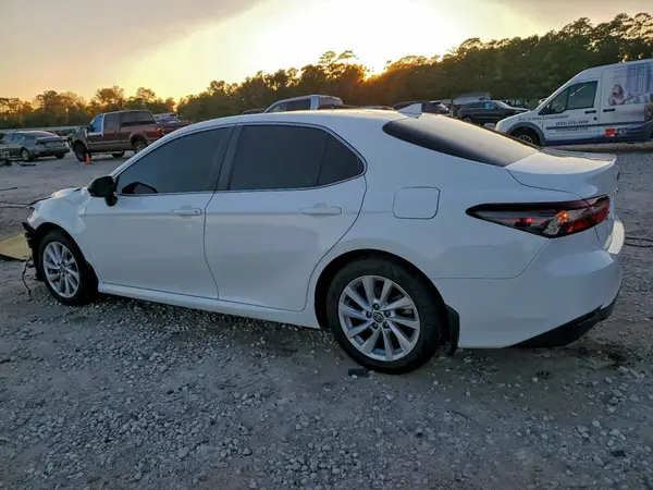 4T1C11AK8NU633969 2022 TOYOTA CAMRY - Image 2
