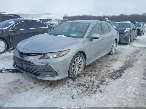4T1C11AK8NU647256 2022 TOYOTA CAMRY - Image 2