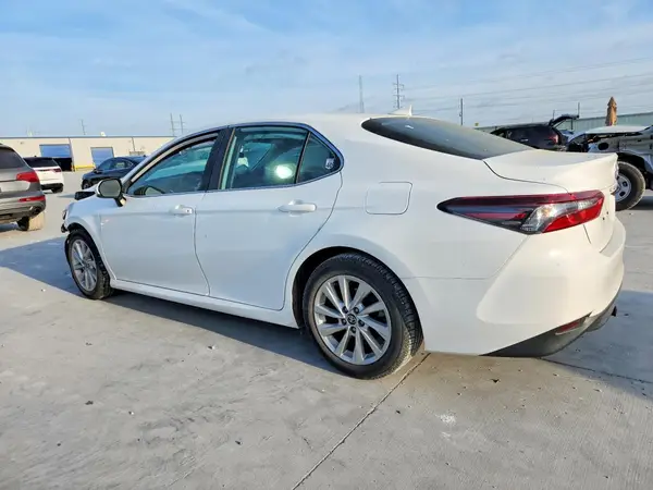 4T1C11AK8NU666809 2022 TOYOTA CAMRY - Image 2