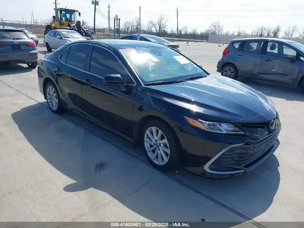 4T1C11AK8NU675204 2022 TOYOTA CAMRY - Image 1