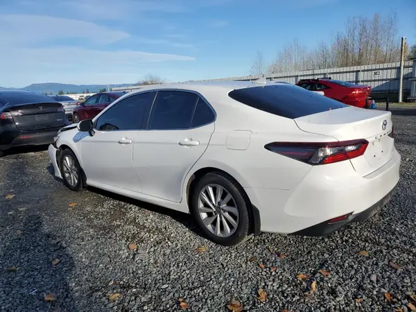 4T1C11AK8NU682945 2022 TOYOTA CAMRY - Image 2