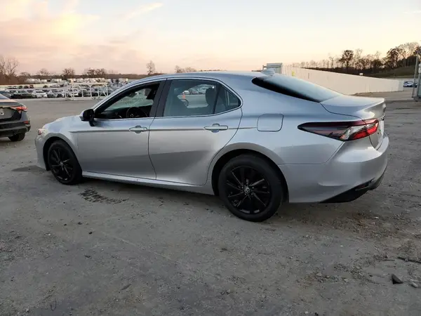 4T1C11AK8NU685067 2022 TOYOTA CAMRY - Image 2