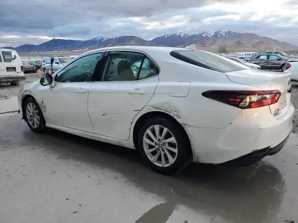 4T1C11AK8NU686882 2022 TOYOTA CAMRY - Image 2