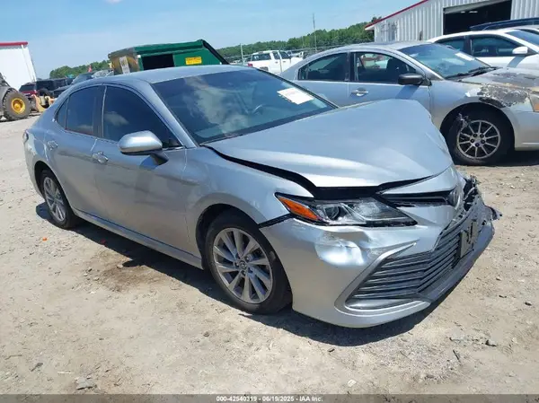 4T1C11AK8NU688583 2022 TOYOTA CAMRY - Image 1