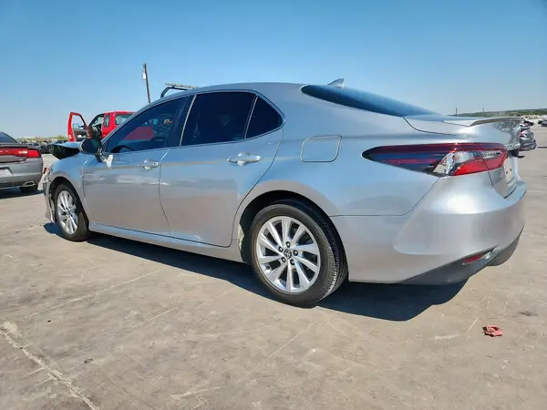 4T1C11AK8NU693282 2022 TOYOTA CAMRY - Image 2