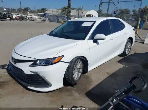 4T1C11AK9MU527206 2021 TOYOTA CAMRY - Image 2