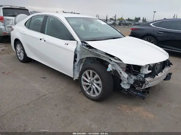 4T1C11AK9MU575403 2021 TOYOTA CAMRY - Image 1