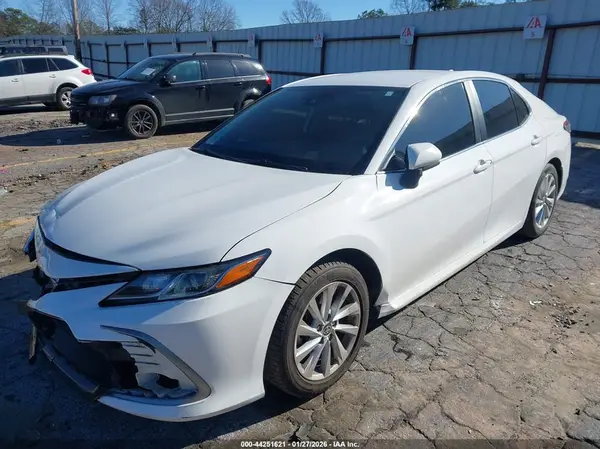 4T1C11AK9MU576258 2021 TOYOTA CAMRY - Image 2