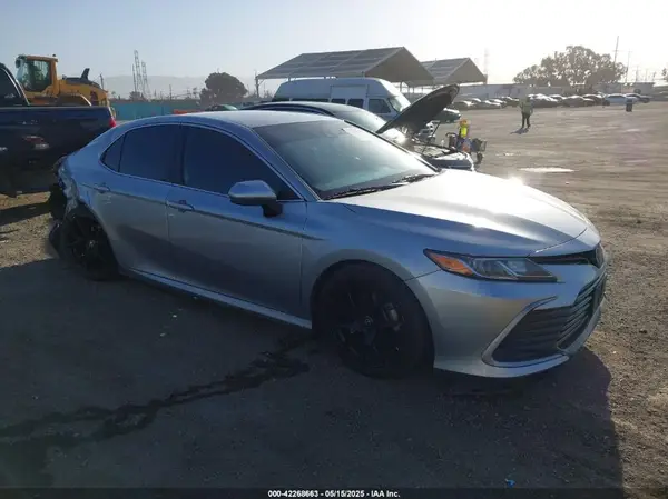 4T1C11AK9MU579645 2021 TOYOTA CAMRY - Image 1