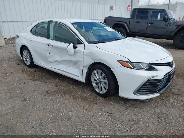 4T1C11AK9MU587812 2021 TOYOTA CAMRY - Image 1