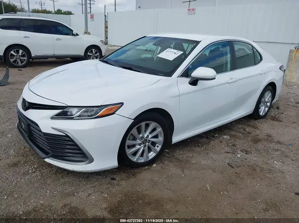 4T1C11AK9MU587812 2021 TOYOTA CAMRY - Image 2