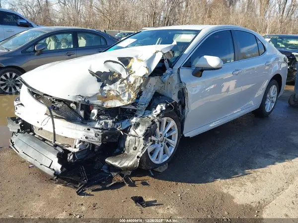 4T1C11AK9NU002180 2022 TOYOTA CAMRY - Image 2