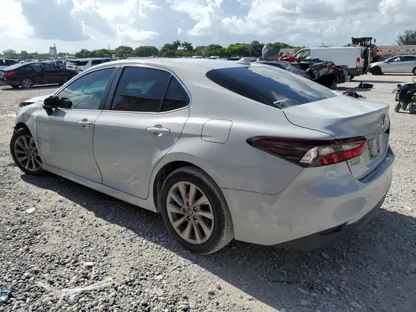 4T1C11AK9NU056823 2022 TOYOTA CAMRY - Image 2